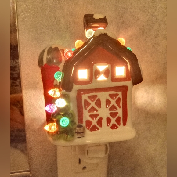LIGHTED RETRO BARN WITH SILO &.CHRISTMAS TREE XMAS HOLIDAY NIGHTLIGHT HOME DECOR - Picture 1 of 10